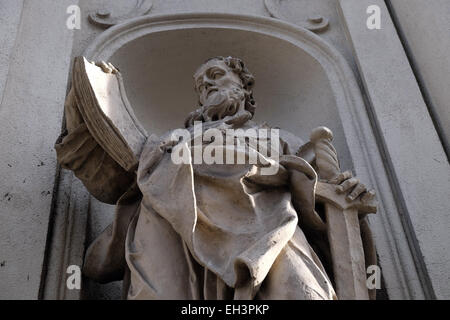 L'Apôtre saint Paul sur la façade de l'église paroissiale de Saint Sang à Graz, en Styrie, Autriche le 10 janvier 2015. Banque D'Images