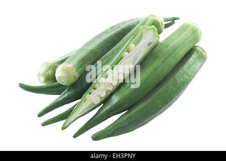 Gombo frais vert sur fond blanc. Banque D'Images