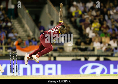 Perth, Australie. 08Th Mar, 2015. ICC Cricket World Cup. L'Inde par rapport aux Antilles. Andre Russell ressemble un regard menaçant comme il la pétanque contre les Indiens. Credit : Action Plus Sport/Alamy Live News Banque D'Images