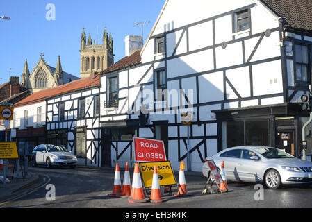 Route fermée panneau d'avertissement et la déjudiciarisation par Selby Abbey dans le centre-ville Selby Yorkshire UK Banque D'Images
