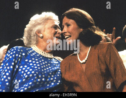 Barbara Bush, épouse du vice-président des États-Unis George H. W. Bush, le candidat républicain à la présidence des États-Unis, à gauche, et Marilyn Quayle, épouse du sénateur américain Dan Quayle (républicain de l'Indiana), le candidat républicain à la Vice-président des États-Unis, à droite, de partager une conversation dans la boîte du Vice-président comme l'appel des états continue pendant la convention républicaine de 1988 à La Nouvelle-Orléans, Louisiane le 17 août 1988. Credit : Howard L. Sachs/CNP - AUCUN FIL SERVICE - Banque D'Images