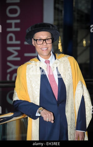 Gok Wan est reçu un doctorat honorifique de l'Université de Birmingham avec : Gok où Wan : Birmingham, Royaume-Uni Quand : 01 sept 2014 Banque D'Images