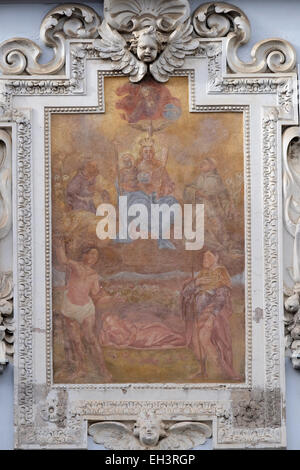 Vierge Marie avec l'enfant Jésus et les Saints, la fresque sur la façade de la maison à Graz, en Styrie, Autriche le 10 janvier 2015. Banque D'Images