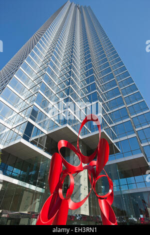 SCULPTURE DE RISQUE (©ALEXANDER LIBERMAN 1983) BANK OF AMERICA PLAZA DALLAS TEXAS USA Banque D'Images