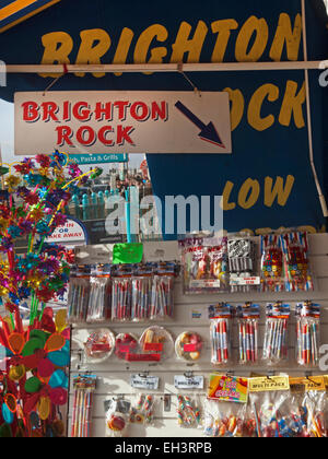 Affichage de la fenêtre d'une boutique de souvenirs et des bonbons en bord de mer à Brighton Banque D'Images