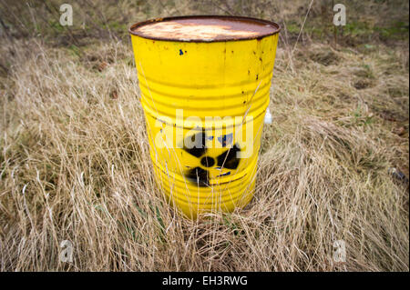 Salzgitter, Allemagne. Feb 17, 2015. Un symbollic rusty tonneau vide pour les déchets nucléaires se tient près des locaux de l'chacht "déchets nucléaires" (Konrad Konrad) Puits de mine de Salzgitter, Allemagne, 17 février 2015. La mine désaffectées sont transformées en un dépôt de déchets nucléaires d'une capacité de dépôt jusqu'à 303 000 mètres cubes de niveau faible à moyennement radioactifs à une profondeur d'environ 1000 mètres. Chacht "Konrad" est le seul référentiel approuvé selon la législation nucléaire jusqu'à présent. Photo : Spata Ole/dpa/Alamy Live News Banque D'Images