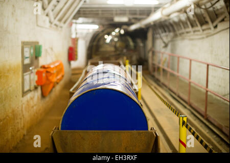 Salzgitter, Allemagne. Feb 17, 2015. Un fourreau bleu se trouve dans un panier à l'intérieur du stockage de déchets nucléaires "chacht Konrad' (Mine Konrad) à Salzgitter, Allemagne, 17 février 2015. La mine désaffectées sont transformées en un dépôt de déchets nucléaires d'une capacité de dépôt jusqu'à 303 000 mètres cubes de niveau faible à moyennement radioactifs à une profondeur d'environ 1000 mètres. Chacht "Konrad" est le seul référentiel approuvé selon la législation nucléaire jusqu'à présent. Photo : Spata Ole/dpa/Alamy Live News Banque D'Images