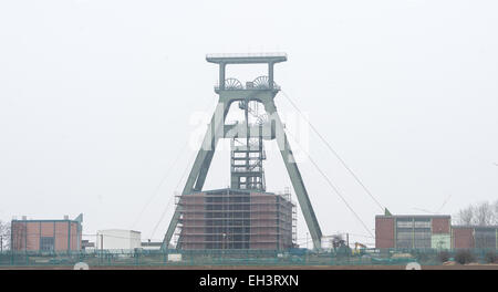 Salzgitter, Allemagne. Feb 17, 2015. A voir les locaux de l'chacht "déchets nucléaires" (Konrad Konrad) Puits de mine de Salzgitter, Allemagne, 17 février 2015. La mine désaffectées sont transformées en un dépôt de déchets nucléaires d'une capacité de dépôt jusqu'à 303 000 mètres cubes de niveau faible à moyennement radioactifs à une profondeur d'environ 1000 mètres. Chacht "Konrad" est le seul référentiel approuvé selon la législation nucléaire jusqu'à présent. Photo : Spata Ole/dpa/Alamy Live News Banque D'Images