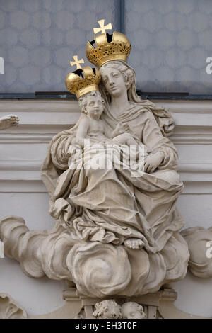 Vierge Marie avec l'enfant Jésus sur le portail de l'église Mariahilf à Graz, en Styrie, Autriche le 10 janvier 2015. Banque D'Images