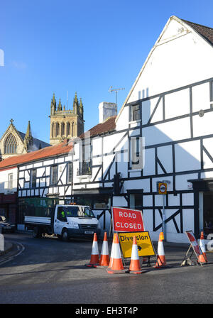Route fermée panneau d'avertissement et la déjudiciarisation par Selby Abbey dans le centre-ville Selby Yorkshire UK Banque D'Images