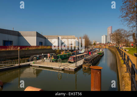 La rivière Lea avec bateaux maison à Stratford East London Banque D'Images