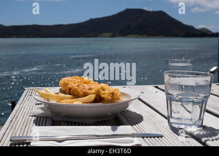 Fish and chips à la côte à houhora Harbour, en Nouvelle Zélande. Banque D'Images