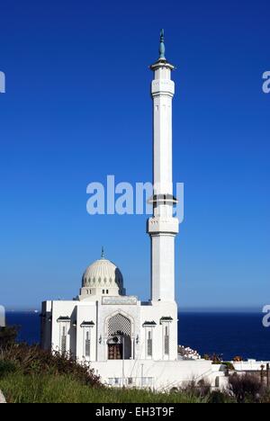 Le Roi Fahd Bin Abdul Aziz Al Saud mosquée avec vue sur la mer Méditerranée, Gibraltar, Royaume-Uni, Europe de l'Ouest. Banque D'Images