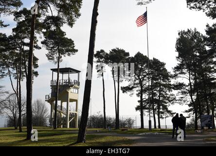 Rasdorf, Allemagne. Feb 20, 2015. L'US Star-Spangled Banner ondule dans le vent au-dessus d'une ancienne tour de garde nous au point Alpha site commémoratif, l'ancienne frontière entre l'Est et l'ouest de l'Allemagne, en Rasdorf, Allemagne, 20 février 2015. Photo : Uwe Zucchi /afp/Alamy Live News Banque D'Images