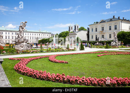 Les lits de fleurs colorées et le palais Schloss ou jardins Mirabell à Salzbourg Autriche Europe Banque D'Images