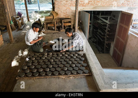 Les hommes travaillent dans un atelier de laques à Bagan, Myanmar Banque D'Images