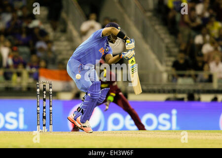 Perth, Australie. 08Th Mar, 2015. ICC Cricket World Cup. L'Inde par rapport aux Antilles. Suresh Raina défend pendant ses manches de 22. Credit : Action Plus Sport/Alamy Live News Banque D'Images