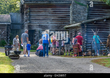 Les touristes à la reconstitution de la 1778 Siège de Fort Boonesborough Kentucky. Banque D'Images