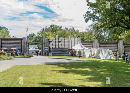 Les touristes à la reconstitution de la 1778 Siège de Fort Boonesborough Kentucky. Banque D'Images