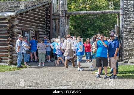 Les touristes à la reconstitution de la 1778 Siège de Fort Boonesborough Kentucky. Banque D'Images