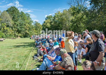 Les touristes se sont alignés pour voir de la reconstitution 1778 Siège de Fort Boonesborough Kentucky. Banque D'Images