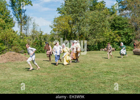 Les enfants d'exécution lors de la reconstitution de la 1778 Siège de Fort Boonesborough Kentucky. Banque D'Images