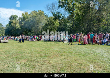 Les touristes se sont alignés pour voir de la reconstitution 1778 Siège de Fort Boonesborough Kentucky. Banque D'Images