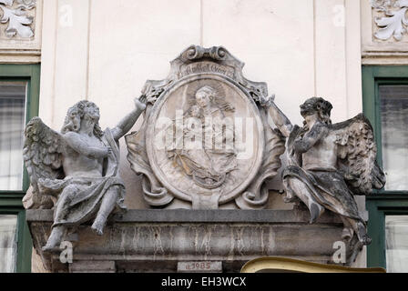 Vierge Marie avec l'enfant Jésus, statue sur la façade de la maison à Graz, en Styrie, Autriche le 10 janvier 2015. Banque D'Images