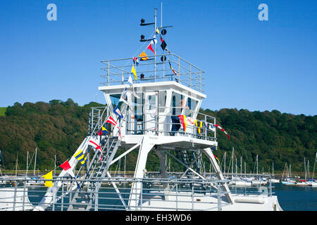 Le 'nouveau' Ferry, son pont supérieur couvert de drapeaux, des pauses entre les voyages de l'autre côté de la rivière Dart à Dartmouth, Devon, England, UK Banque D'Images