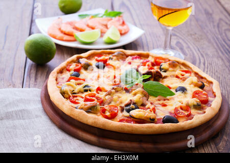 Pizza italienne avec des fruits de mer. Banque D'Images