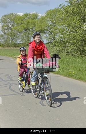 Mère et fils sur un vélo Banque D'Images