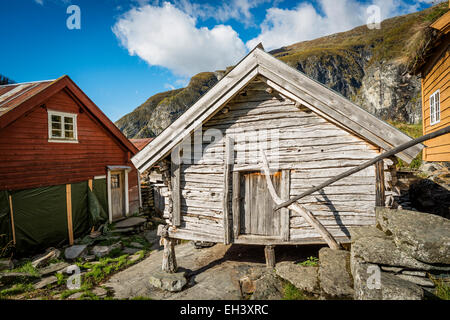 Ancienne grange restaurée à la ferme de Sinjarheim dans Aurlandsdalen, Norvège Banque D'Images