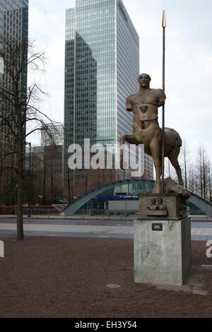 Statue d'un centaure à la station de métro Canary Wharf à Montgomery Square, Londres Banque D'Images