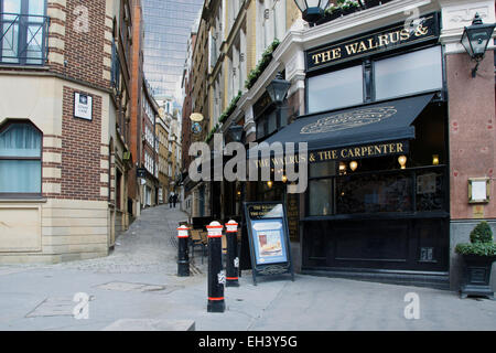 Un traditionnel London Public House, le morse et le charpentier au coin de Lovat Lane une ancienne rue. Banque D'Images