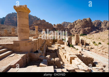 Porte du Grand Temple à la rue à colonnade à Petra en Jordanie Banque D'Images