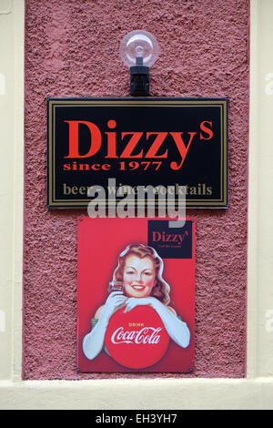 Dizzy bar et la publicité pour Coca Cola à Graz, en Styrie, Autriche le 10 janvier 2015. Banque D'Images