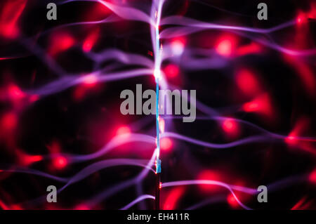 Faisceaux Plasma et des traces dans l'obscurité. Abstract pattern Banque D'Images
