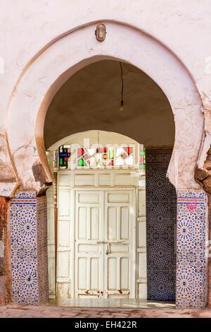 Le Maroc, Haut Atlas, Marrakech, ville impériale, médina classée au Patrimoine Mondial de l'UNESCO, le souk, l'entrée d'une mosquée de quartier Banque D'Images