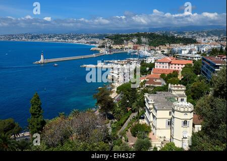 France, Alpes Maritimes, Nice, la Baie des Anges, l'entrée du port et la Villa La côte (la Côte) qui abrite le tribunal administratif en premier plan Banque D'Images