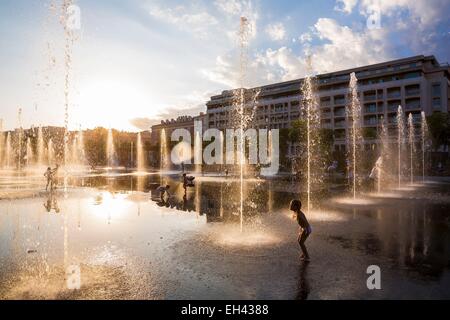 France, Alpes Maritimes, Nice, la Promenade du Paillon, le bassin d'agrément de 3000 m2 et les jets d'eau de la place Masséna Banque D'Images