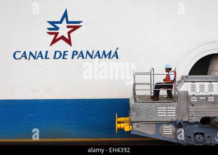 Panama, Colon province, Canal de Panama, écluses de Gatun, technicien sur les verrous Banque D'Images