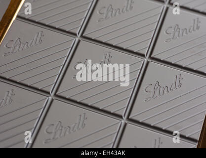 Tambov, Fédération de Russie - Février 26, 2015 Chocolat noir Lindt Excellence 99 % cacao tablette de chocolat. Studio shot. Banque D'Images