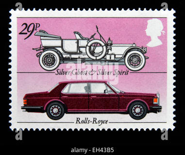 Timbre-poste. La Grande-Bretagne. La reine Elizabeth II. 1982. British Motor Cars. Rolls-Royce 'Silver Ghost' et 'Silver Spirit'. Banque D'Images