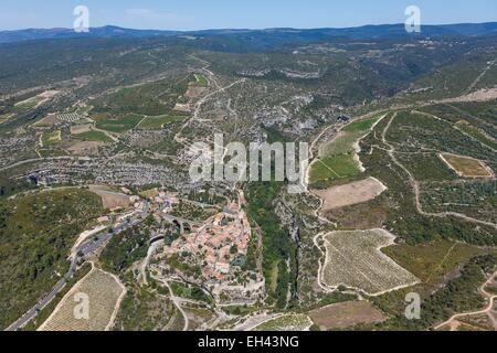 La France, l'Hérault, Minerve, étiqueté Les Plus Beaux Villages de France (Les Plus Beaux Villages de France), le village et la Montagne Noire (vue aérienne) Banque D'Images