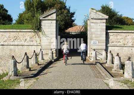 France, Charente Maritime, Ile de Ré, Saint Martin de Re, les cyclistes en face de la Porte de 30240 (30240) les parties de la porte les fortifications de Vauban inscrite au Patrimoine Mondial de l'UNESCO Banque D'Images