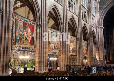 La France, Bas Rhin, Strasbourg, vieille ville classée au Patrimoine Mondial de l'UNESCO, la cathédrale de Notre-Dame, la chaire et les tapisseries de la vie de la Vierge exposée chaque année en décembre dans la nef Banque D'Images