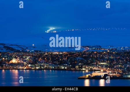 L'Islande, Akureyri, Nordurland Eystra fjord Eyjafjordur, et au crépuscule, station de ski dans l'arrière-plan Banque D'Images