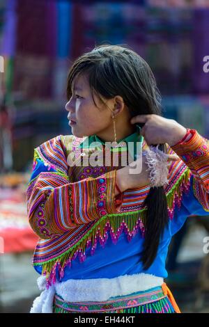 Vietnam, province de Lao Cai, Bac Ha, marché hebdomadaire pour les populations tribales, groupe ethnique des Hmongs fleurs Banque D'Images
