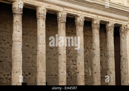 L'Italie. Rome. Temple d'Hadrien. Campus Martius. Construit par son fils adoptif et successeur d'Antonius Pius en 145 AD. Incorporer maintenant Banque D'Images