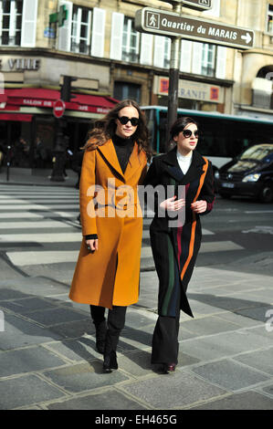 Nadia Chapoval et Bibi Bevza arrivant à la Dries Van Noten défilé à Paris - mars 4, 2015 - Photo : Céline Gaille Manhattan piste/Mindesthonorar 50,- EUR/frais minimum 50,- EUR/photo alliance Banque D'Images